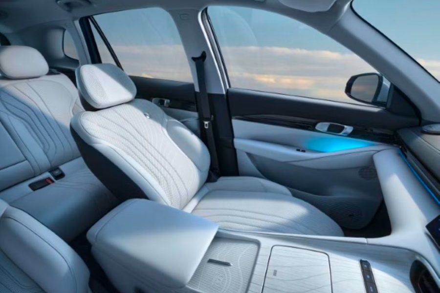 PREMIUM COMFORT, PERFECTLY POSITIONED
Sink into power-adjustable seats wrapped in premium materials that elevate every journey with refined comfort.